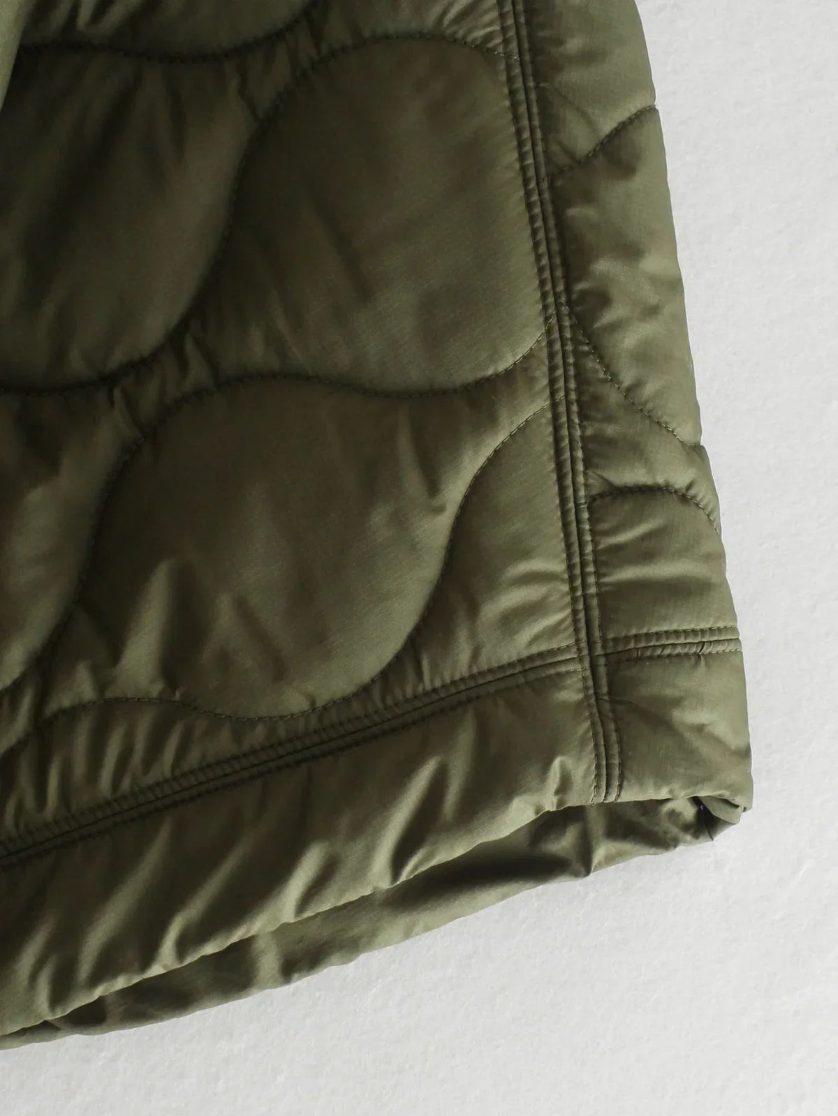 Mila | Warme und moderne Kurzarm Daunenjacke