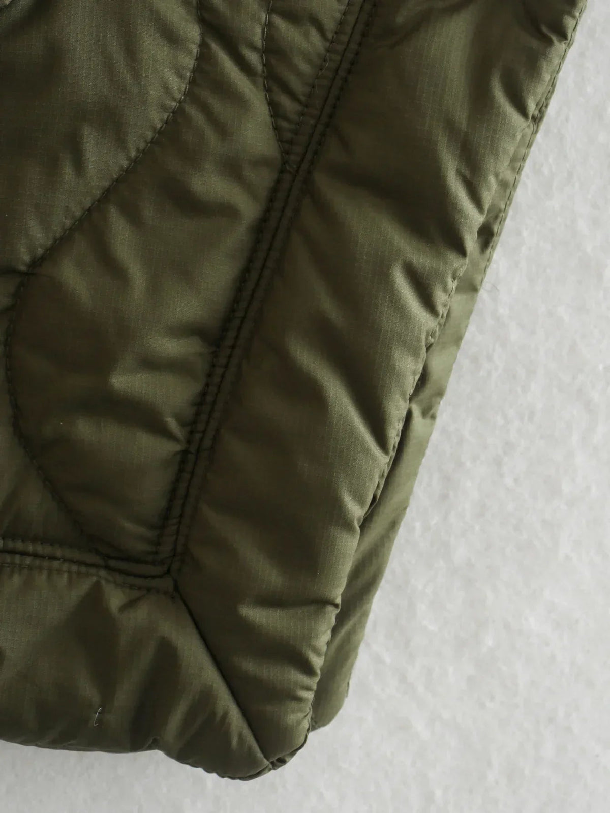 Mila | Warme und moderne Kurzarm Daunenjacke