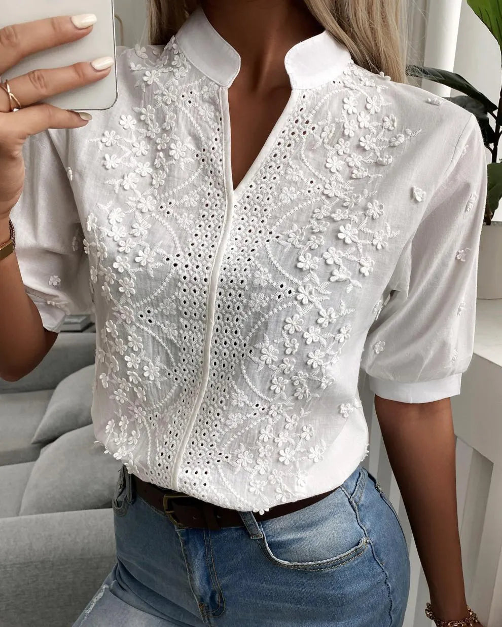 Malia | Romantische Spitzenbluse mit floralen Akzenten