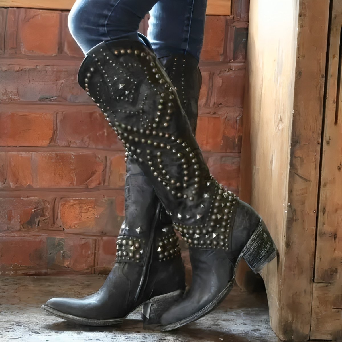 Sophie | Auffällige nietenbesetzte kniehohe Westernstiefel