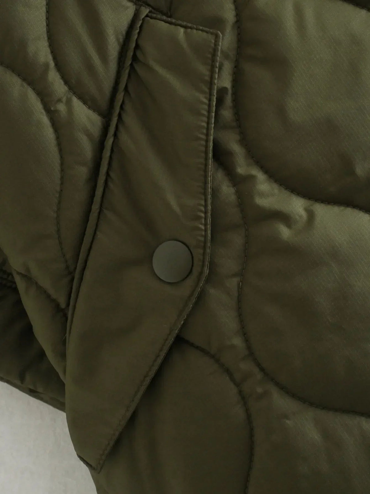 Mila | Warme und moderne Kurzarm Daunenjacke