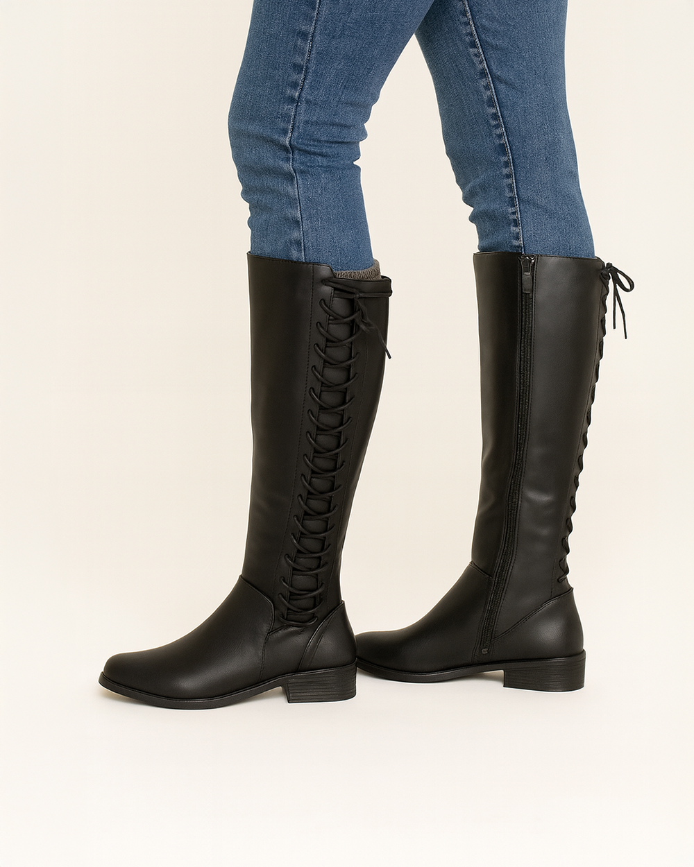 Kniehohe Stiefel mit seitlicher Schnürung