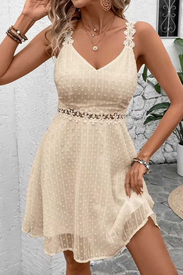Chloe | Elegantes Minikleid mit floraler Spitze und Spaghettiträgern 1