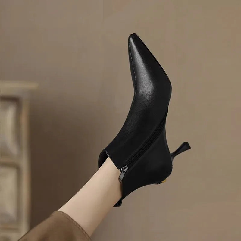 Chloe | Schicke und elegante Kitten-Heel-Stiefeletten 3