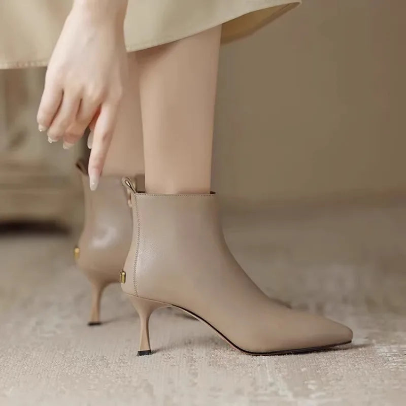Chloe | Schicke und elegante Kitten-Heel-Stiefeletten 5