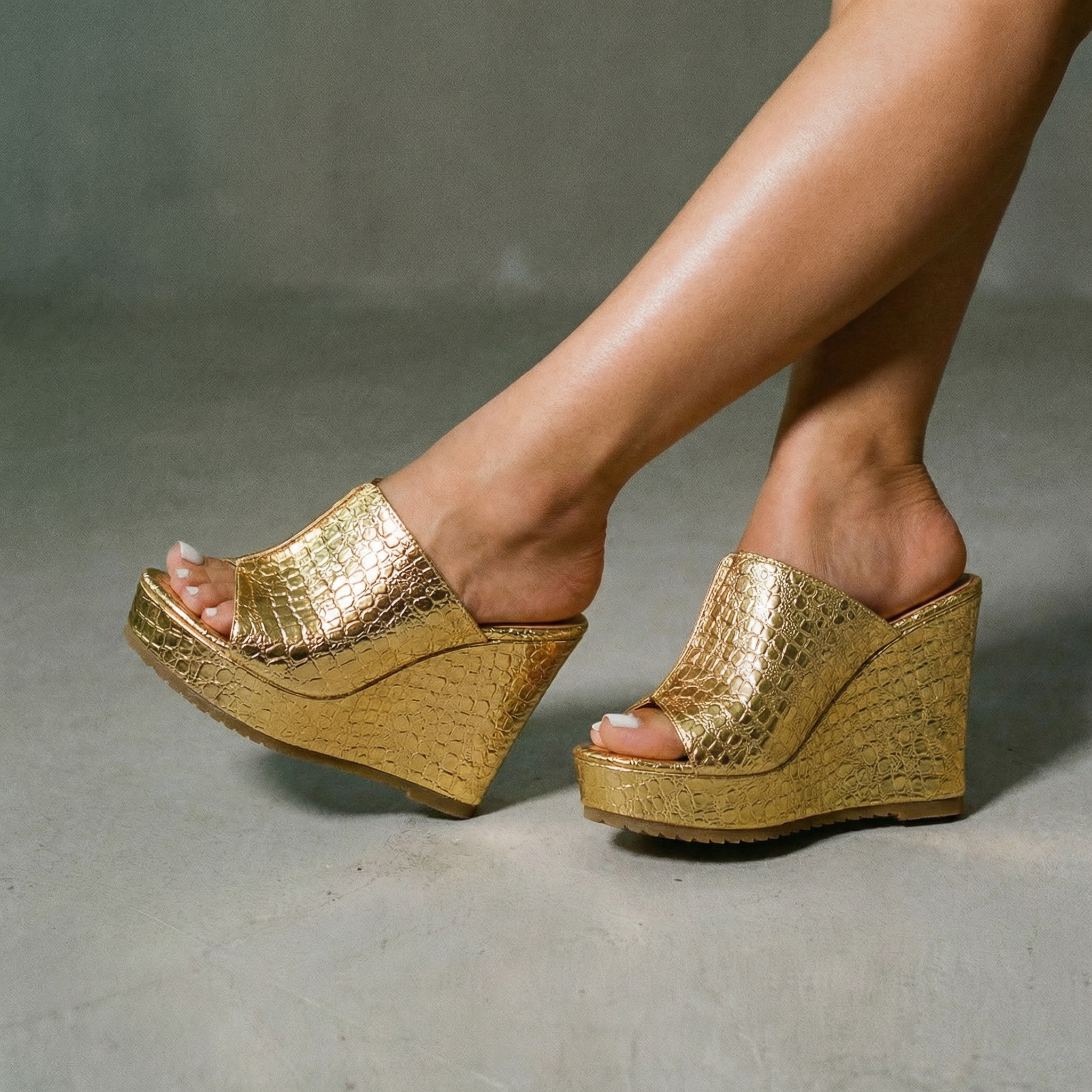 Isadora | Elegante, Bequeme & Glamouröse Goldene Plateau-Keilsandalen für Damen 1