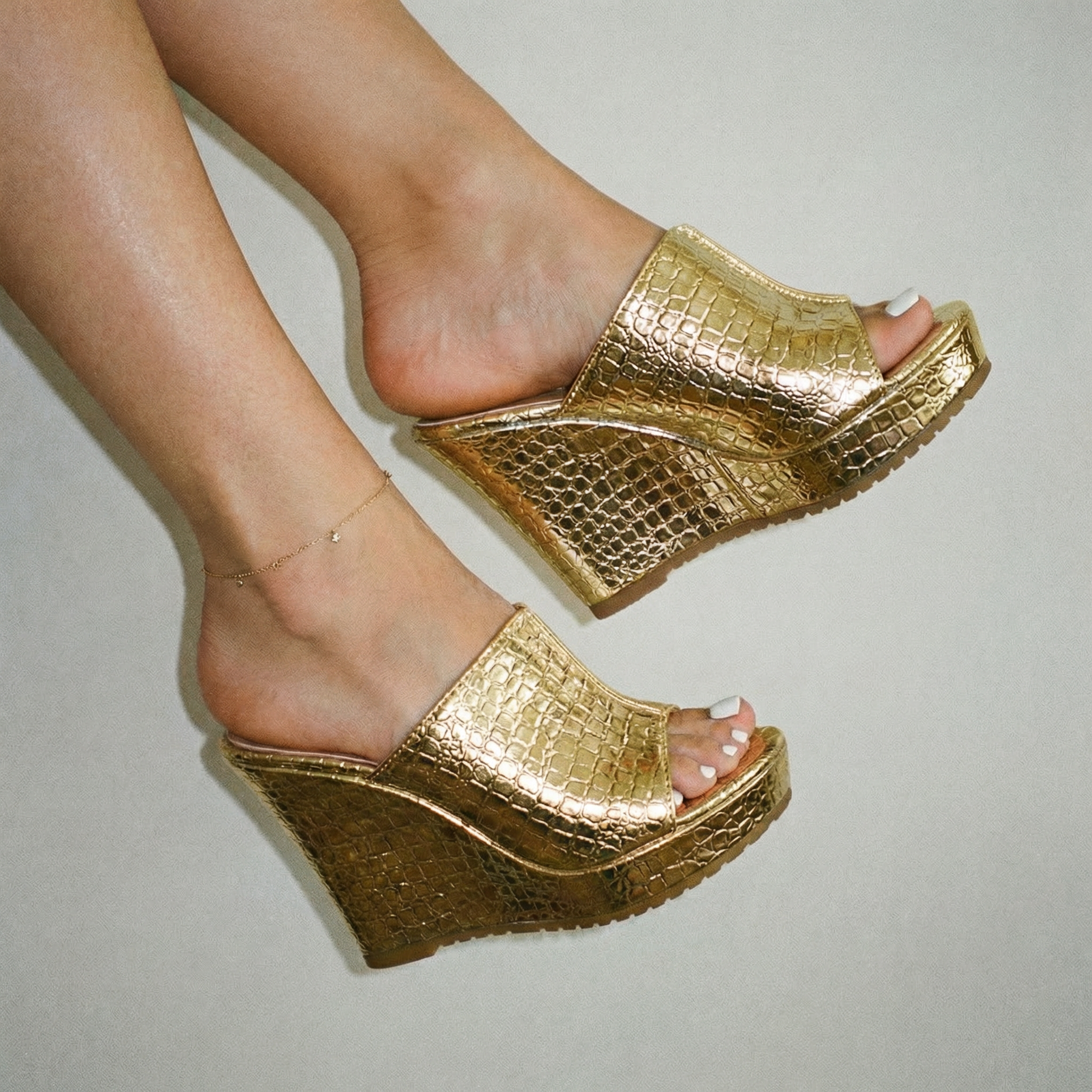 Isadora | Elegante, Bequeme & Glamouröse Goldene Plateau-Keilsandalen für Damen 4