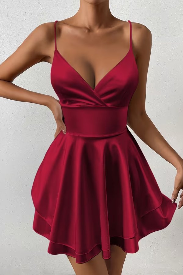 Klaudia | Glänzendes Satin-Minikleid mit offenem Rücken und Falten im Skater-Stil 2