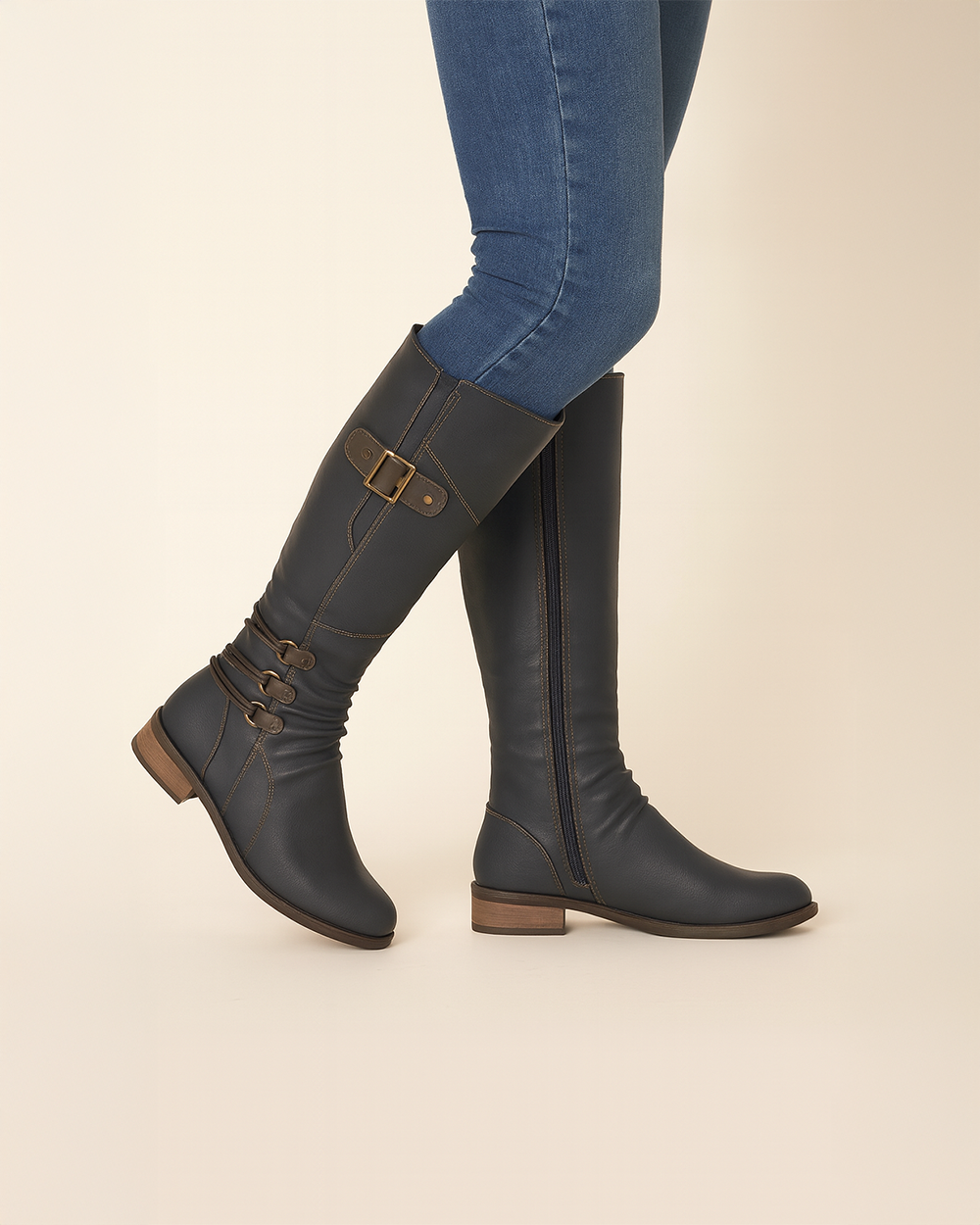 Kniehohe Stiefel mit Zierschnallen und Reißverschluss