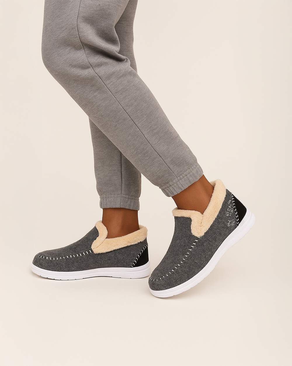 Warme Hausschuhe mit Fellfutter