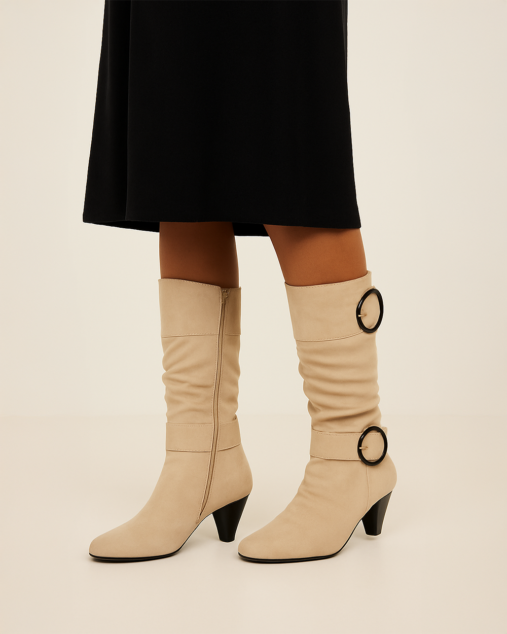 Kniehohe Stiefel mit Blockabsatz und Zierschnallen