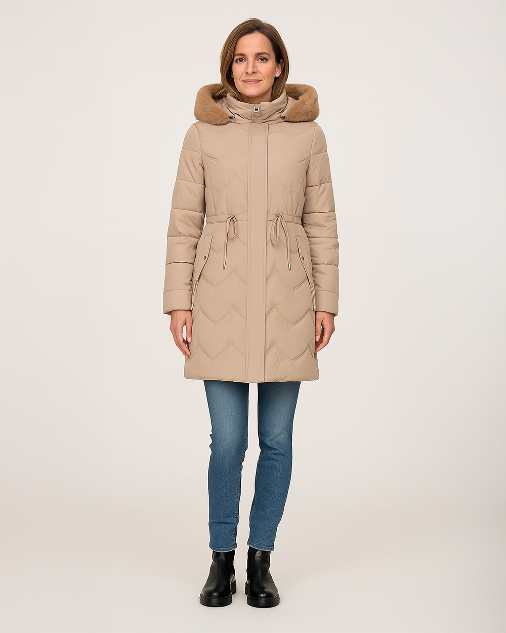 Taillierter Wintermantel mit Kapuze und Kunstfellbesatz