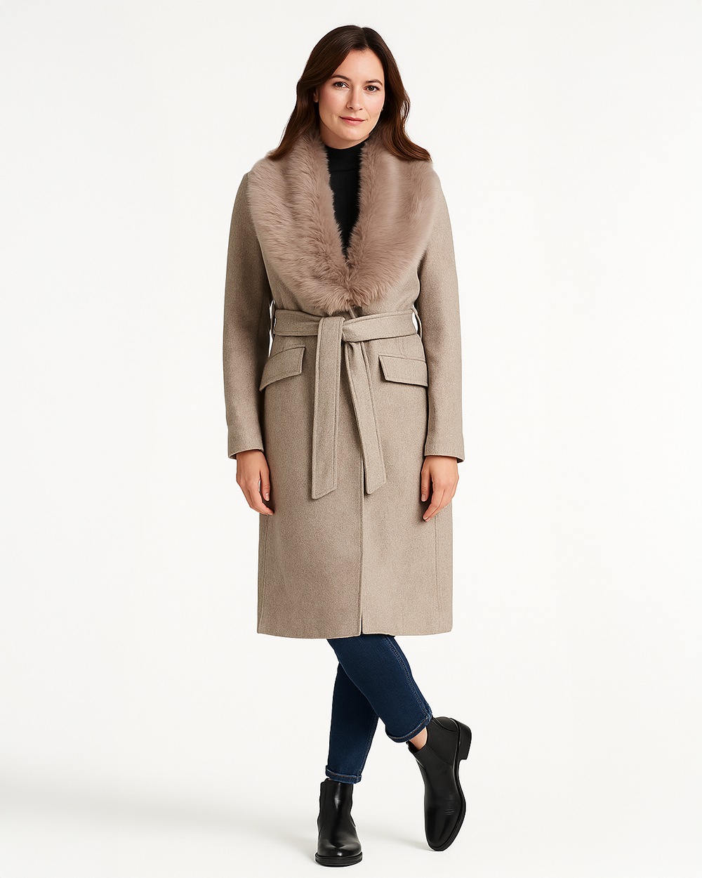 Langer Wintermantel mit Bindegürtel und Fellkragen