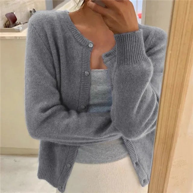 Olivia | Weiche Strickjacke für Damen mit Knopfleiste und Rundhalsausschnitt 0