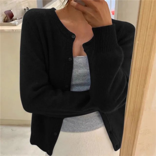 Olivia | Weiche Strickjacke für Damen mit Knopfleiste und Rundhalsausschnitt 1
