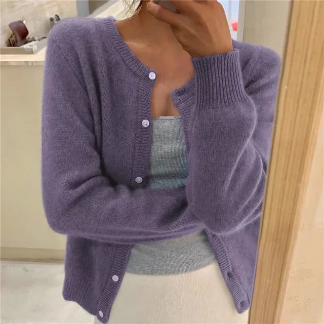 Olivia | Weiche Strickjacke für Damen mit Knopfleiste und Rundhalsausschnitt 3