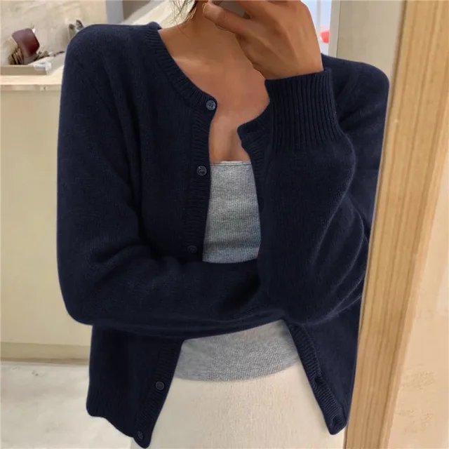 Olivia | Weiche Strickjacke für Damen mit Knopfleiste und Rundhalsausschnitt 8