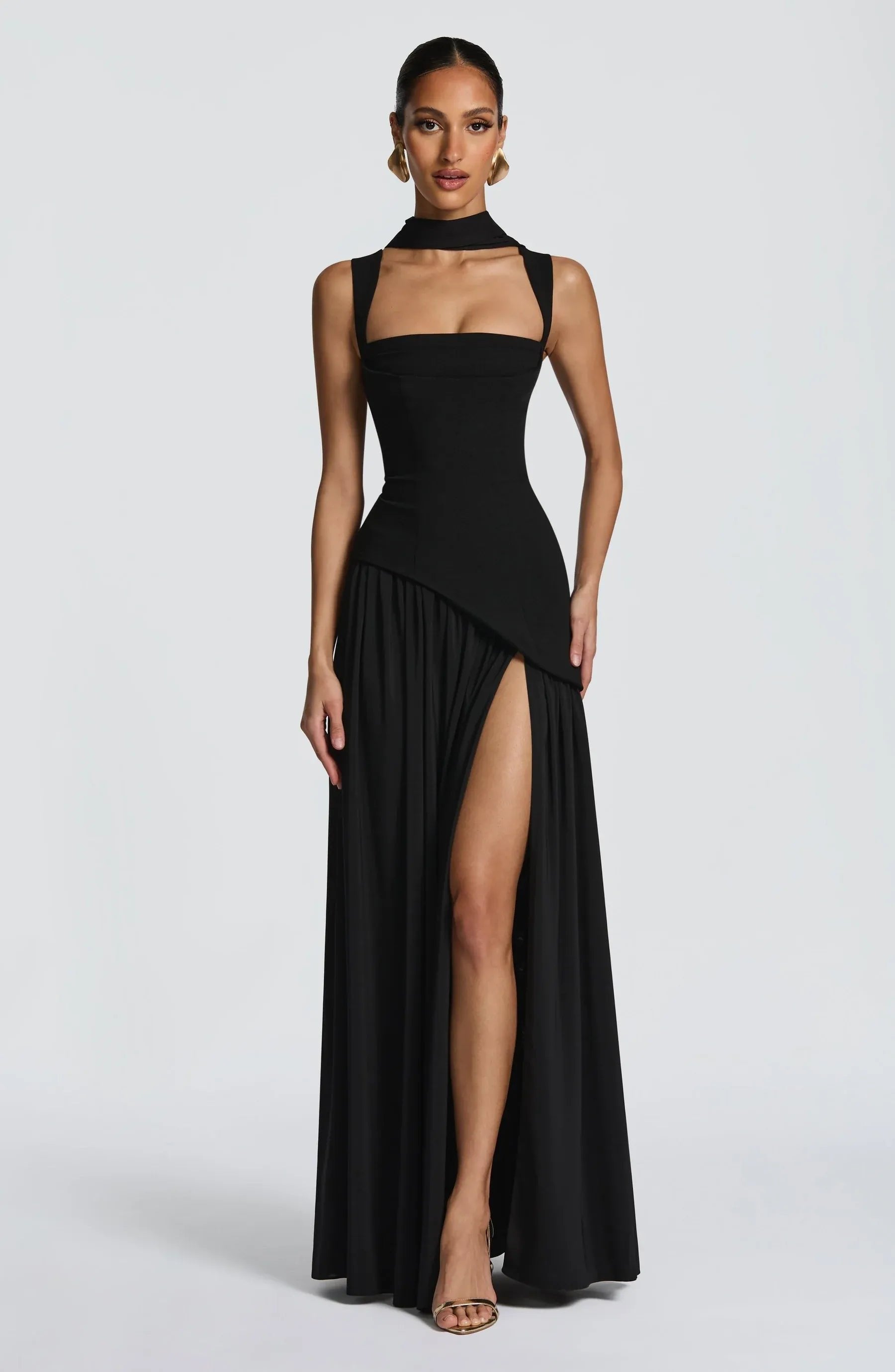 Victoria | Glamouröses Maxikleid mit eckigem Ausschnitt 1