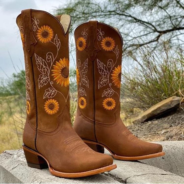 Rosalie | Cowboy Stiefel mit Sonnenblumenstickerei und weiter Wade