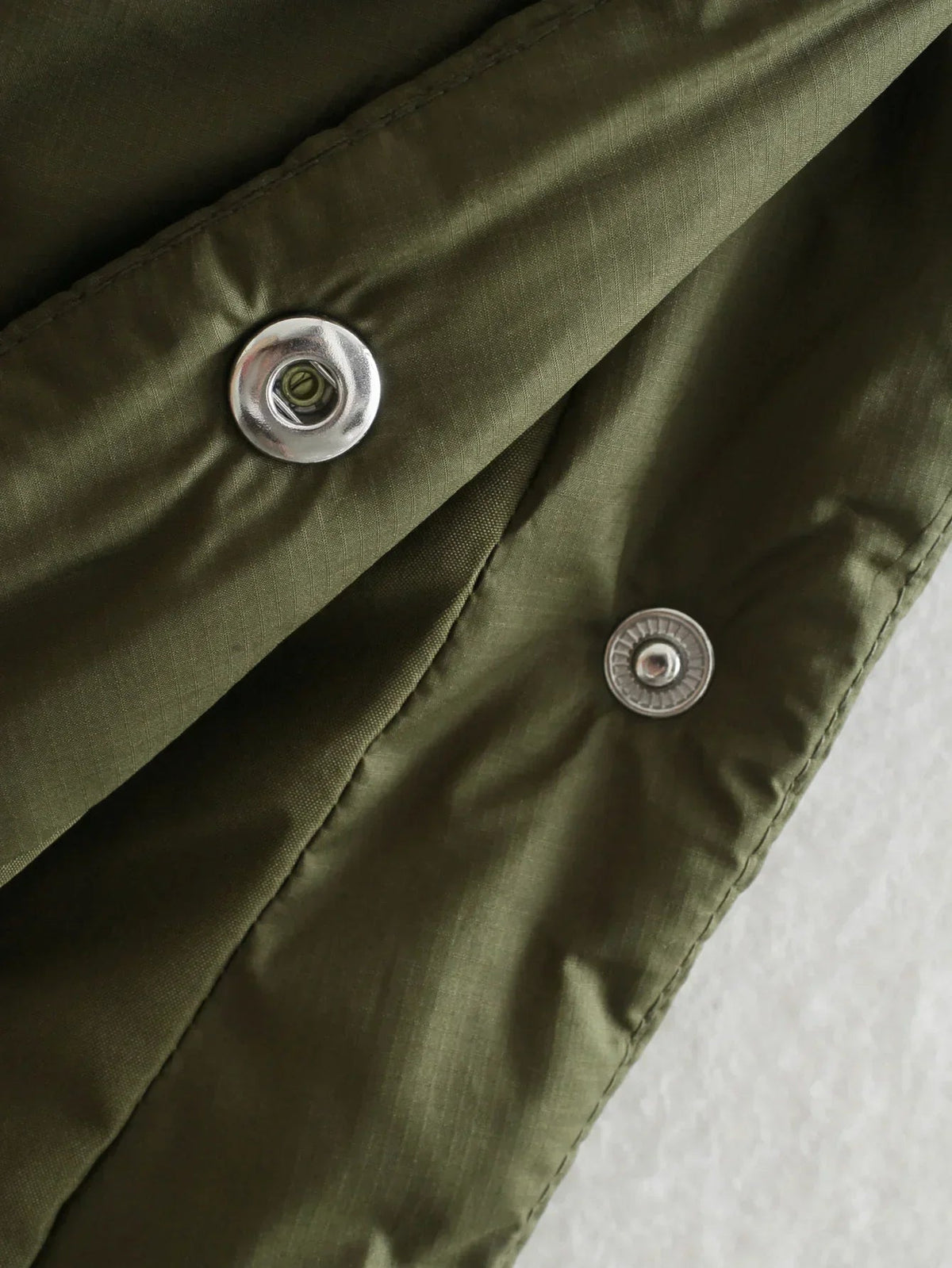 Mila | Warme und moderne Kurzarm Daunenjacke