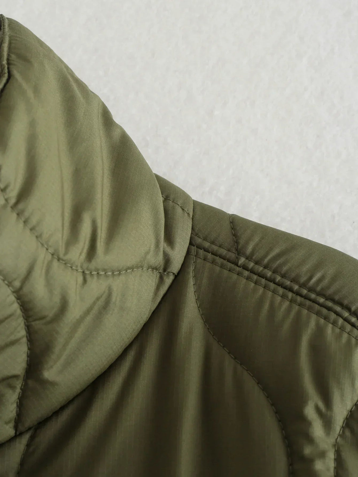 Mila | Warme und moderne Kurzarm Daunenjacke