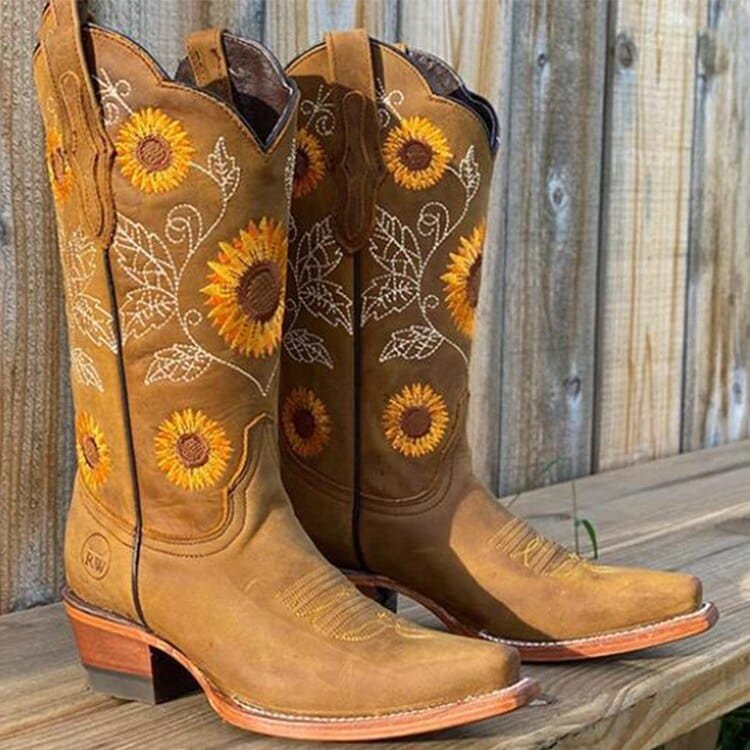 Rosalie | Cowboy Stiefel mit Sonnenblumenstickerei und weiter Wade
