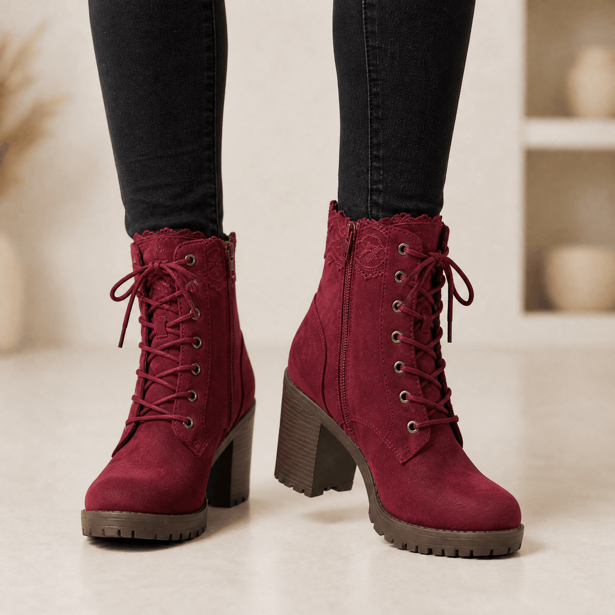 Lacelle | Ankle Boots – Romantischer Wildleder-Look mit Spitzenrand