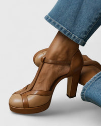 Lena | Klassische und vielseitige T-Riemen Blockabsatz Pumps