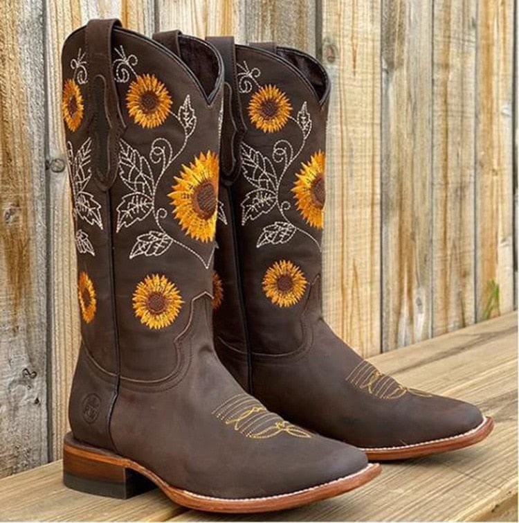 Rosalie | Cowboy Stiefel mit Sonnenblumenstickerei und weiter Wade