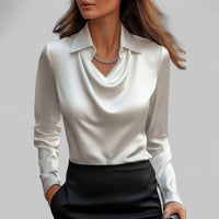 Greta | Elegante und glänzende Satinbluse mit drapiertem Ausschnitt