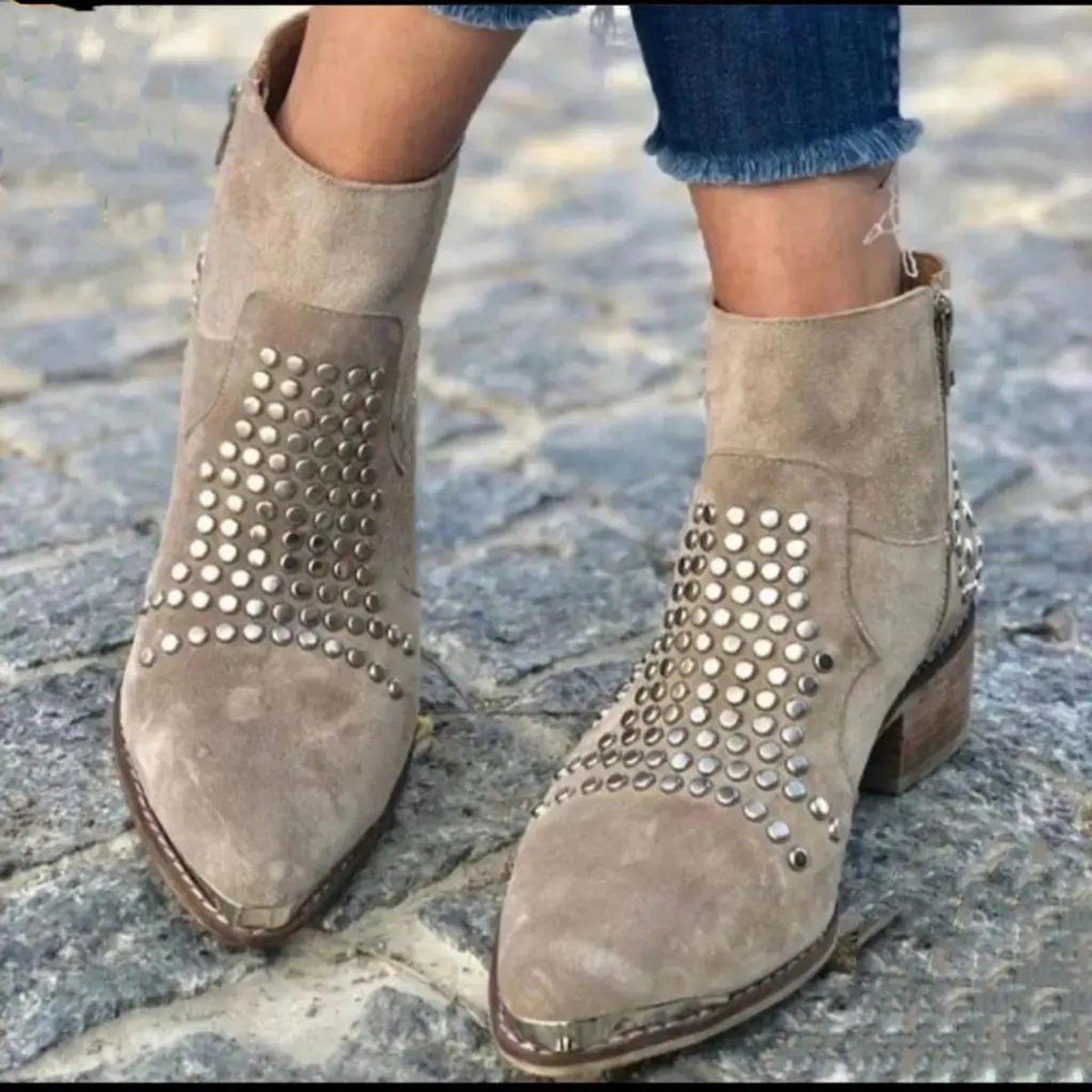 Camille | Veloursleder Stiefeletten mit Nieten und Blockabsatz