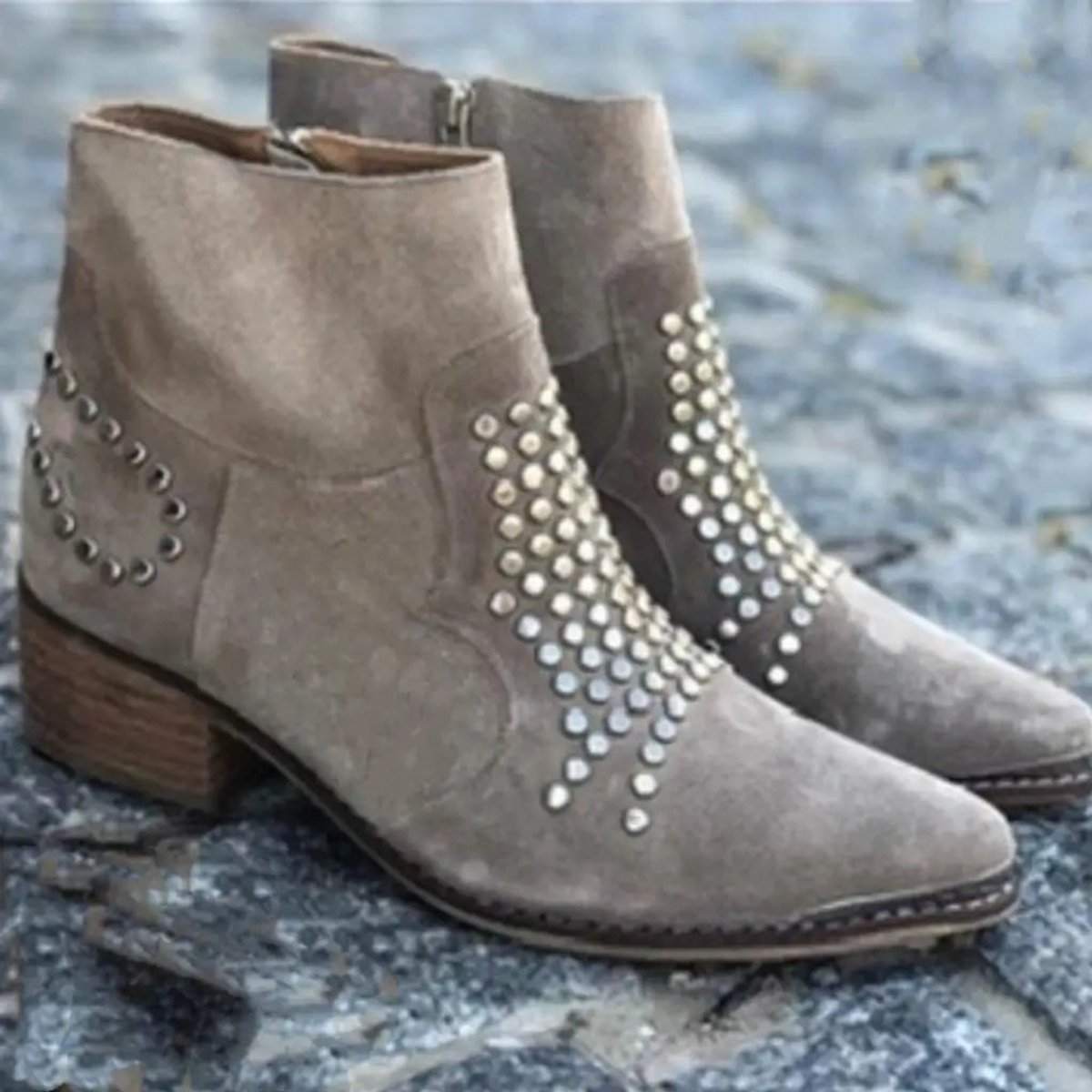 Camille | Veloursleder Stiefeletten mit Nieten und Blockabsatz
