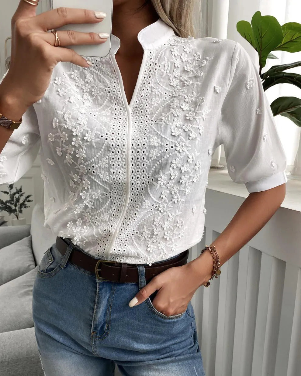 Malia | Romantische Spitzenbluse mit floralen Akzenten