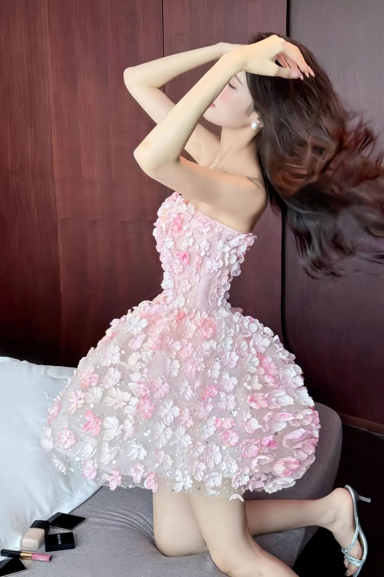 Aurora | Atemberaubendes trägerloses Mini-Cocktailkleid mit Blumenmuster 1