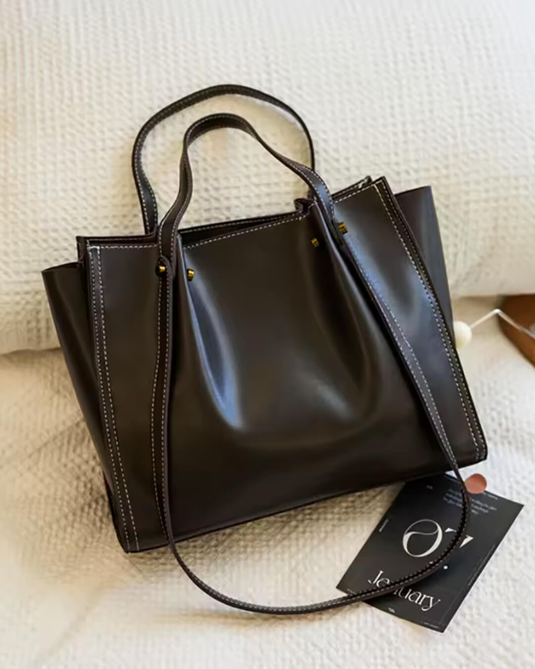Beverly | Minimalistische Tragetasche aus veganem Leder mit Kontrastnähten 1