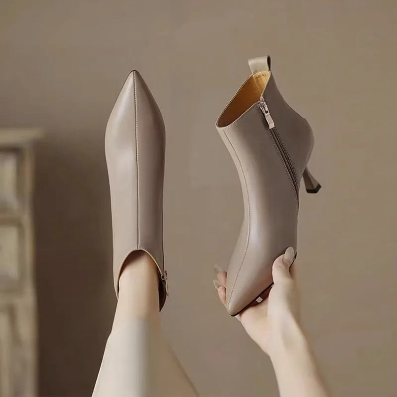 Chloe | Schicke und elegante Kitten-Heel-Stiefeletten 1