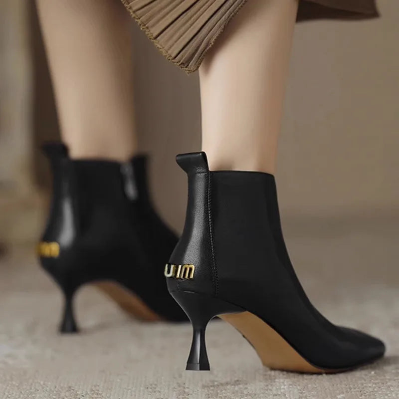 Chloe | Schicke und elegante Kitten-Heel-Stiefeletten 2