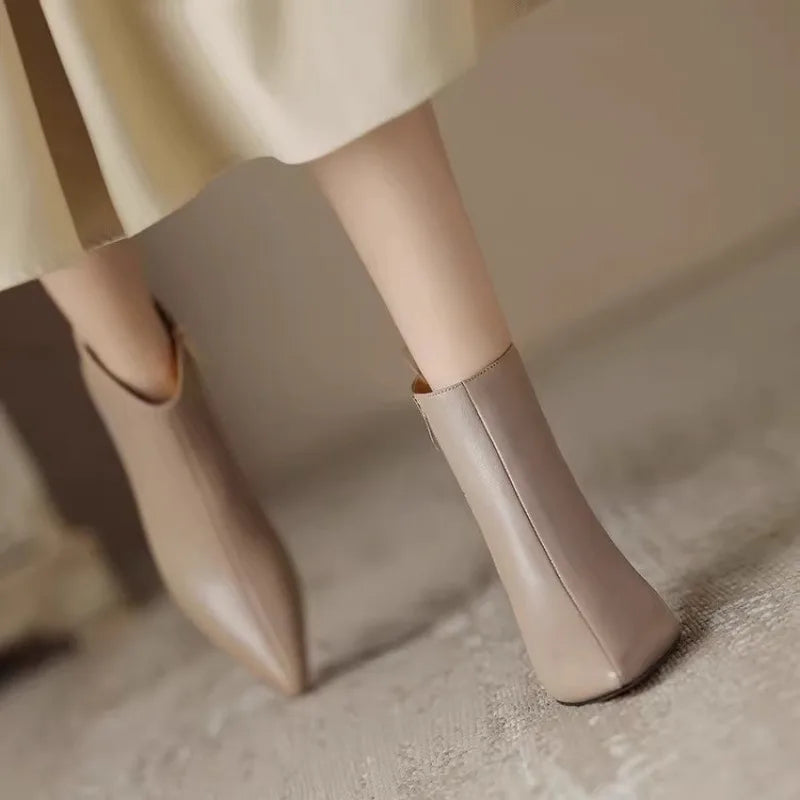 Chloe | Schicke und elegante Kitten-Heel-Stiefeletten 4