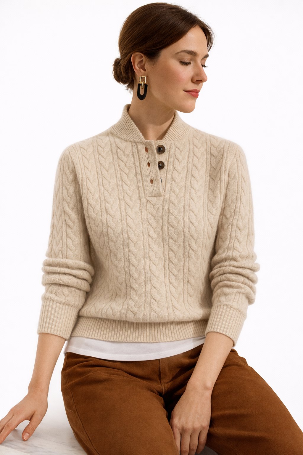 Elizabeth | Zeitloser und eleganter Zopfstrickpullover mit Knopfleiste am Kragen 3