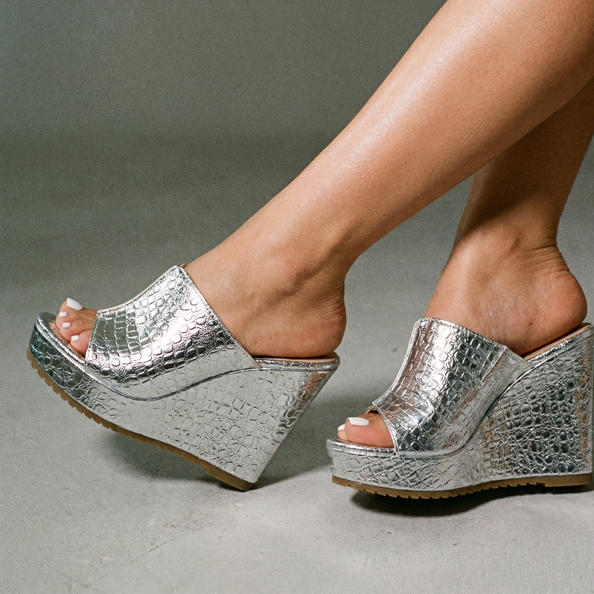 Isadora | Elegante, Bequeme &amp; Glamouröse Goldene Plateau-Keilsandalen für Damen 7