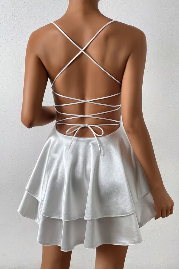 Klaudia | Glänzendes Satin-Minikleid mit offenem Rücken und Falten im Skater-Stil 1