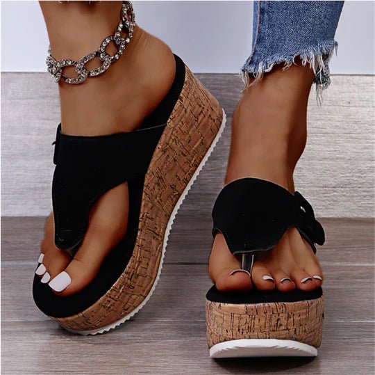 Mila | Komfortable Zehenstegsandalen aus Kork mit Keilabsatz und Plateau 0