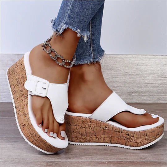 Mila | Komfortable Zehenstegsandalen aus Kork mit Keilabsatz und Plateau 1