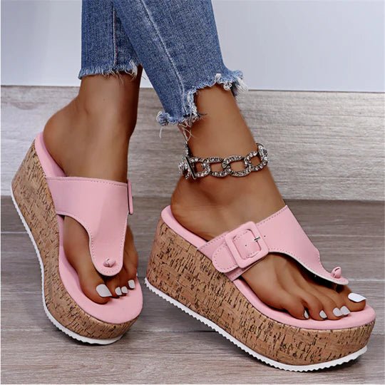 Mila | Komfortable Zehenstegsandalen aus Kork mit Keilabsatz und Plateau 2