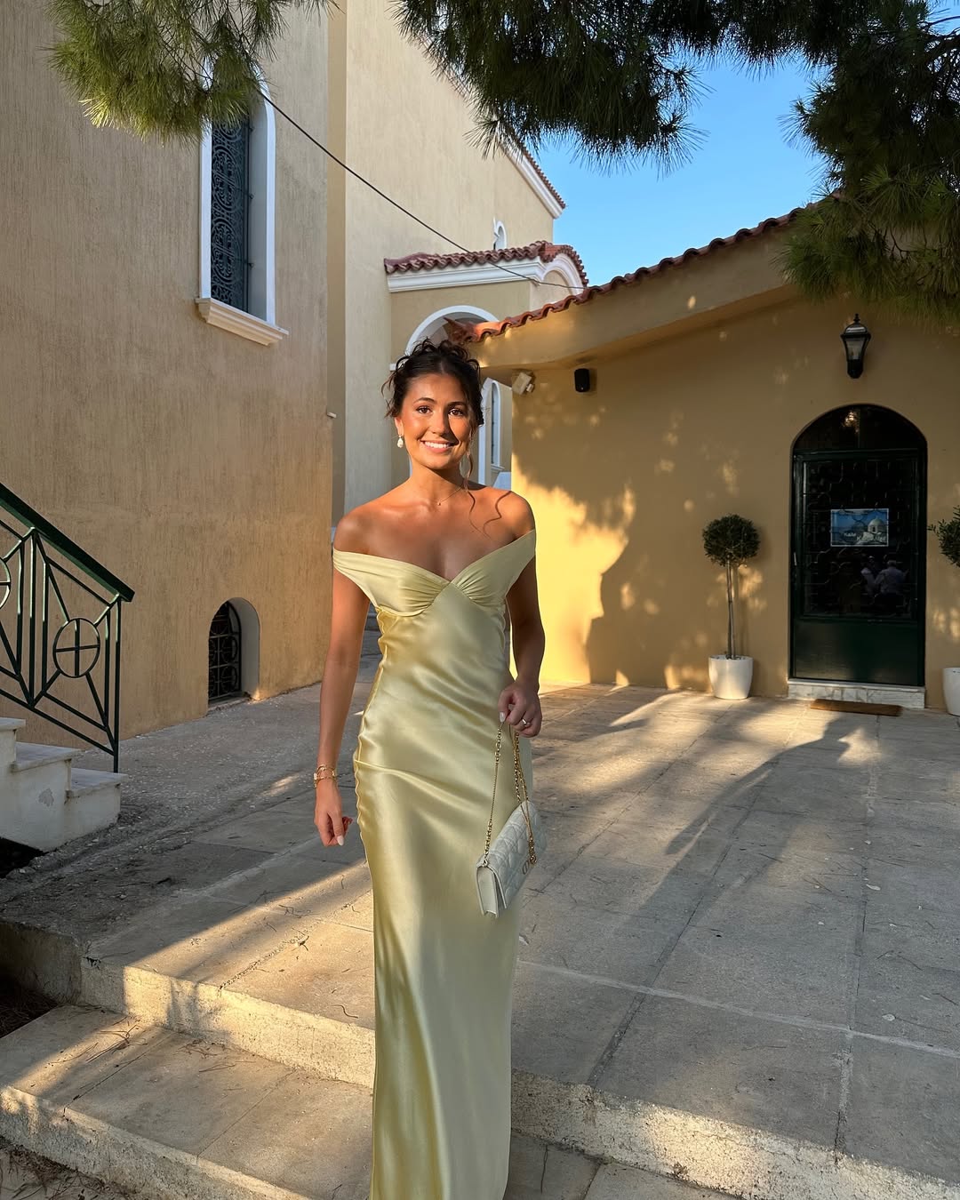 Mira | Hochzeitsgästekleid Satin Elegant Schulterfrei 3