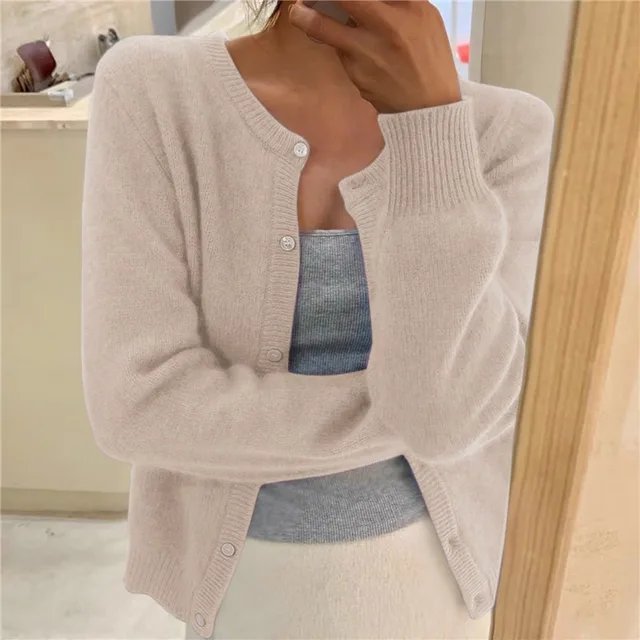 Olivia | Weiche Strickjacke für Damen mit Knopfleiste und Rundhalsausschnitt 2
