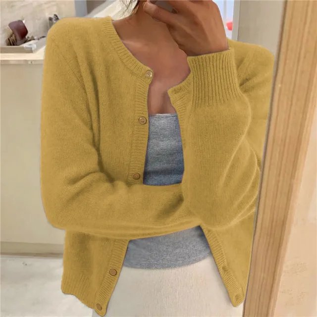 Olivia | Weiche Strickjacke für Damen mit Knopfleiste und Rundhalsausschnitt 5