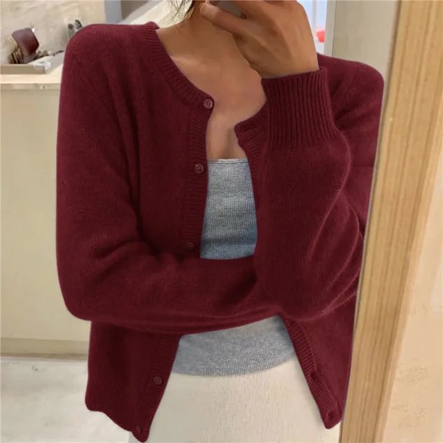 Olivia | Weiche Strickjacke für Damen mit Knopfleiste und Rundhalsausschnitt 6