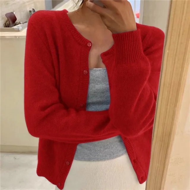 Olivia | Weiche Strickjacke für Damen mit Knopfleiste und Rundhalsausschnitt 7