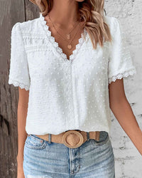 Clara | Lässige und romantische Bluse mit Swiss Dot Muster